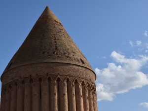 <p>Fig. 2. The Rādkān tower. Close-up of the dome and the inscribed band (image: Creative Commons)</p>
