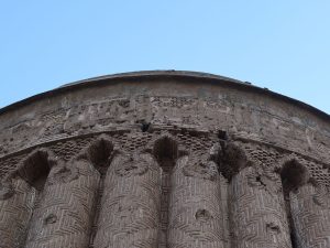 <p>3. The Rādkan tower. The inscribed band below the dome and engaged columns (image: Creative Commons)</p>
