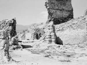 <p>Fig. 17. Excavation of the north octagon near the Great eyvān in 1970 (photo: M. Mousavi)</p>
