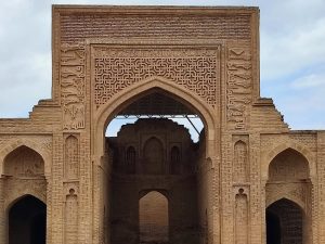 <p>Fig. 4. Rōbāt Sharaf. Northern <em>eyvān</em> of the inner courtyard (image: H. Moradkhani).</p>

