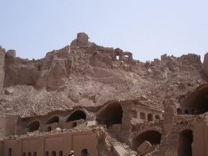 <p>Fig. 3. Bam. View of the Upper Town and the Citadel from the Stables after the earthquake, in 2004</p>
