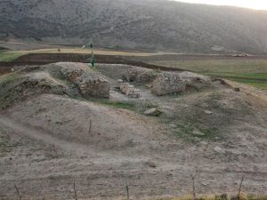 <p>Fig. 1. General view of the mound with the ruins of the chāhār-tāq (photo: Y. Moradi)</p>
