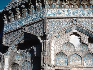 <p>Fig. 4. Exterior <em>kufic</em> inscription below the cornice, quoting Quran Sura 2, verse 255, or Sura 2, verse 26 (image: Archnet.org).</p>
