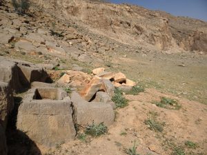 <p>Fig. 7. Cist tombs in the proximity of the cliffside (photo: M. T. Atayi)</p>
