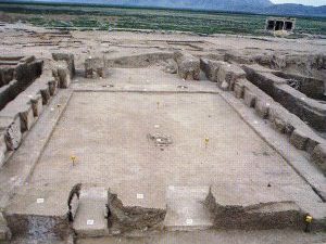 <p>Fig. 1. Tol-e Sefidak, Hājīābād. Courtyard 178 from the south (image: Azarnoush, <em>The Sasanian Manor House at Hājīābād, Iran</em>, pl. II)</p>
