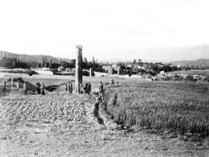 <p>Fig. 4. The 1892 excavation of the colonnaded building, dated to the 4th of Zi-qa‘deh in the year 1309, Luy-yil / 31 May 1892. Glass plate, 179 x h. 128 mm., conserved in the Golestan Palace Library (photo: Ch. Adle, published in “Khorheh. The Dawn of Iranian Scientific Archaeology,” <em>Tavoos Quarterly</em>, Nos. 3&4, Spring & Summer 2000, p. 25 of the English text)</p>
