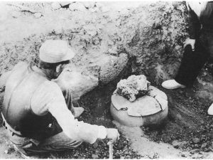 <p>Fig. 23. Hakemi’s excavations in 1955. Discovery of a buff jar and its lid containing an equid burial. (Hakemi, “The excavation of Khurha,” <em>East and West</em> 40/1, 1990, p. 38, fig. 28)</p>
