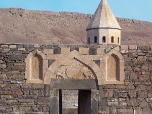 <p>Fig. 3. St. Thaddeus. The main entrance decorated with a pointed arch, ornamental motifs, and two <em>khatchkars.</em></p>
