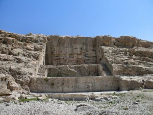 <p>Fig. 1. Qadamgah with its three receding terraces (image: CreativeCommons, https://en.wikipedia.org/wiki/File:Qadamgah_Water_monument.jpg)</p>
