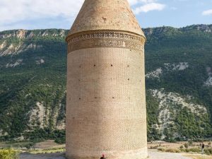 <p>Fig. 2. The Rādkan tower seen from the south (Image: CreativeCommons)</p>
