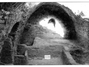 <p>Fig. 8. The subterranean tomb with its parabolic vault. The receptacles were broken by clandestine diggers (Rahbar, “Ārāmgāh-e zirzamini-ye elymā’i dar Sāleh Dāvood,” p. 298, pl. 12).</p>
