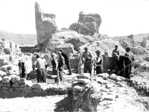 <p>Fig. 16. Excavation of Ilkhanid remains to the south of the Great eyvān in 1970 (photo: M. Mousavi)</p>
