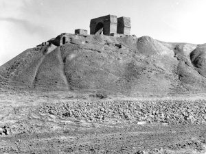 <p>Fig. 1. General view of the main mound from the southwest with remains of the vaulted hall in 1977 (photo: Mahmoud Mousavi)</p>
