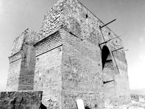 <p>Fig. 3. Tepe Mil. The surviving eastern façade of the vaulted hall in 1977. The holes and protruding beams were originally part of the ceiling structure (photo: Mahmoud Mousavi)</p>
