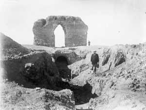 <p>Fig. 12. Tepe Mil. Henry Viollet’s photograph (HV 701) of the eastern façade of the vaulted hall in 1912 (photo: Marine Fromanger, <em>Le Fonds Henry Viollet (1880-1955): documents d’archives et photographies</em>, vol. 1, p. 248)</p>
