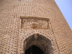 <p>Fig. 4. The Rādkan tower. The restored inscribed panel above the entrance (Image: Archnet.com, CreativeCommons)</p>
