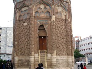 <p>Fig. 1. Gonbad-e Kabūd, northwestern side with the entrance (image: Archnet, Creative Commons)</p>