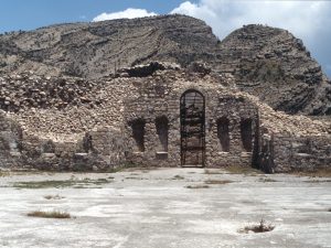 <p>Fig. 14. Interior of the large cruciform hall with niches in 1997 (photo: A. Mousavi)</p>
