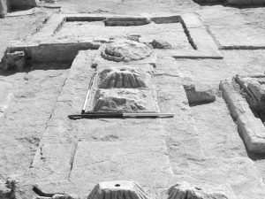 <p>Fig. 3. Gypsum bases of the fire temple at Shiyān (photo: Hasan Rezvani)</p>
