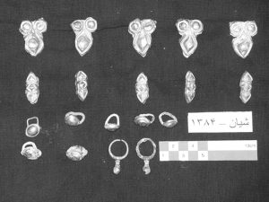 <p>Fig. 6. Gold earrings and pendants from Shiyān (photo: Hasan Rezvani)</p>
