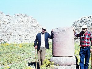 <p>Fig. 18. One of the column bases in the four columned hall of the Ilkhanid period. Mahmoud Mousavi (right) and Aziz Asheghi (left), August 1970 (photo: M. Mousavi)</p>
